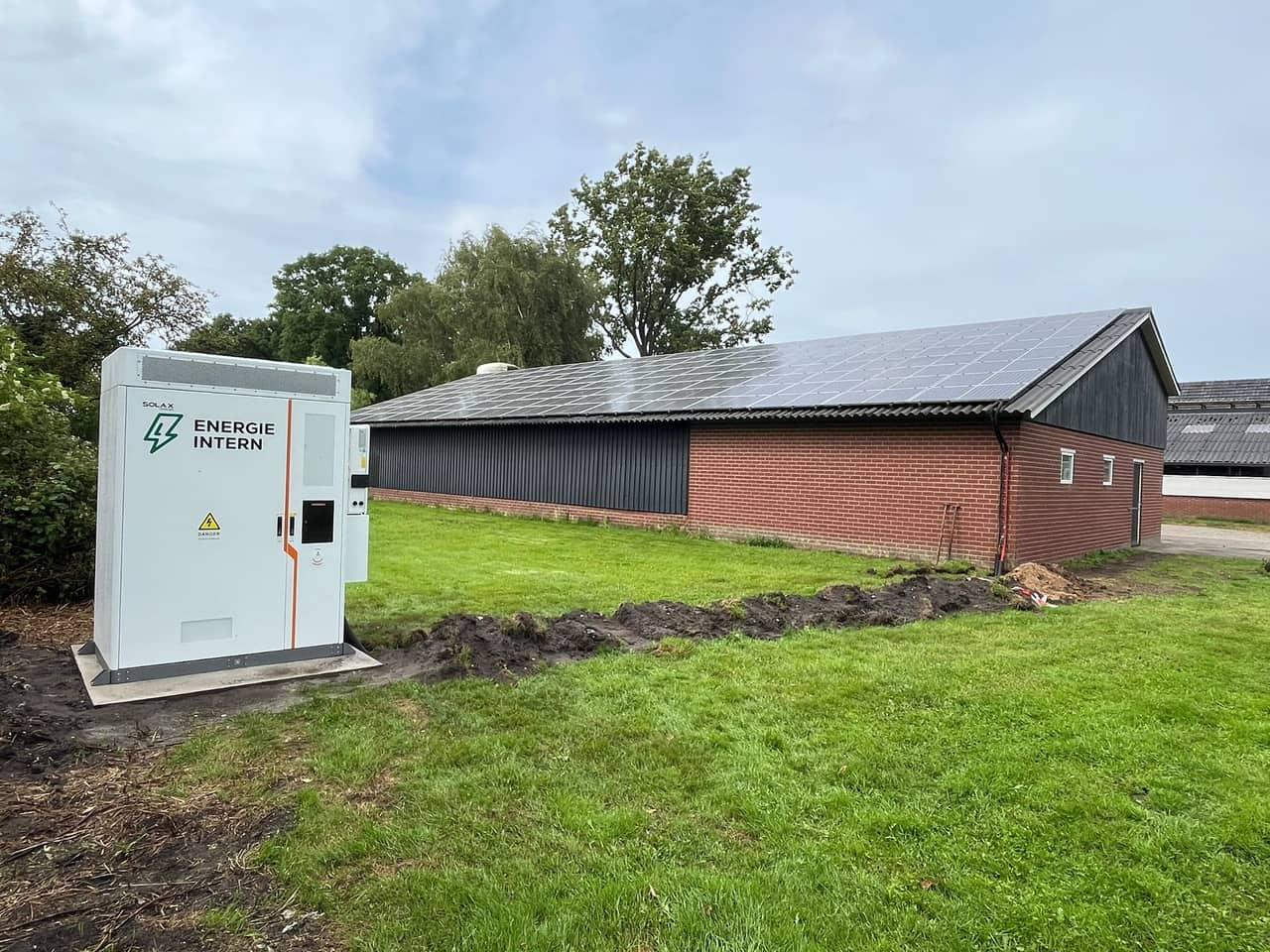 Energieopslag met noodstroom naast de zonnepanelen van Bomers