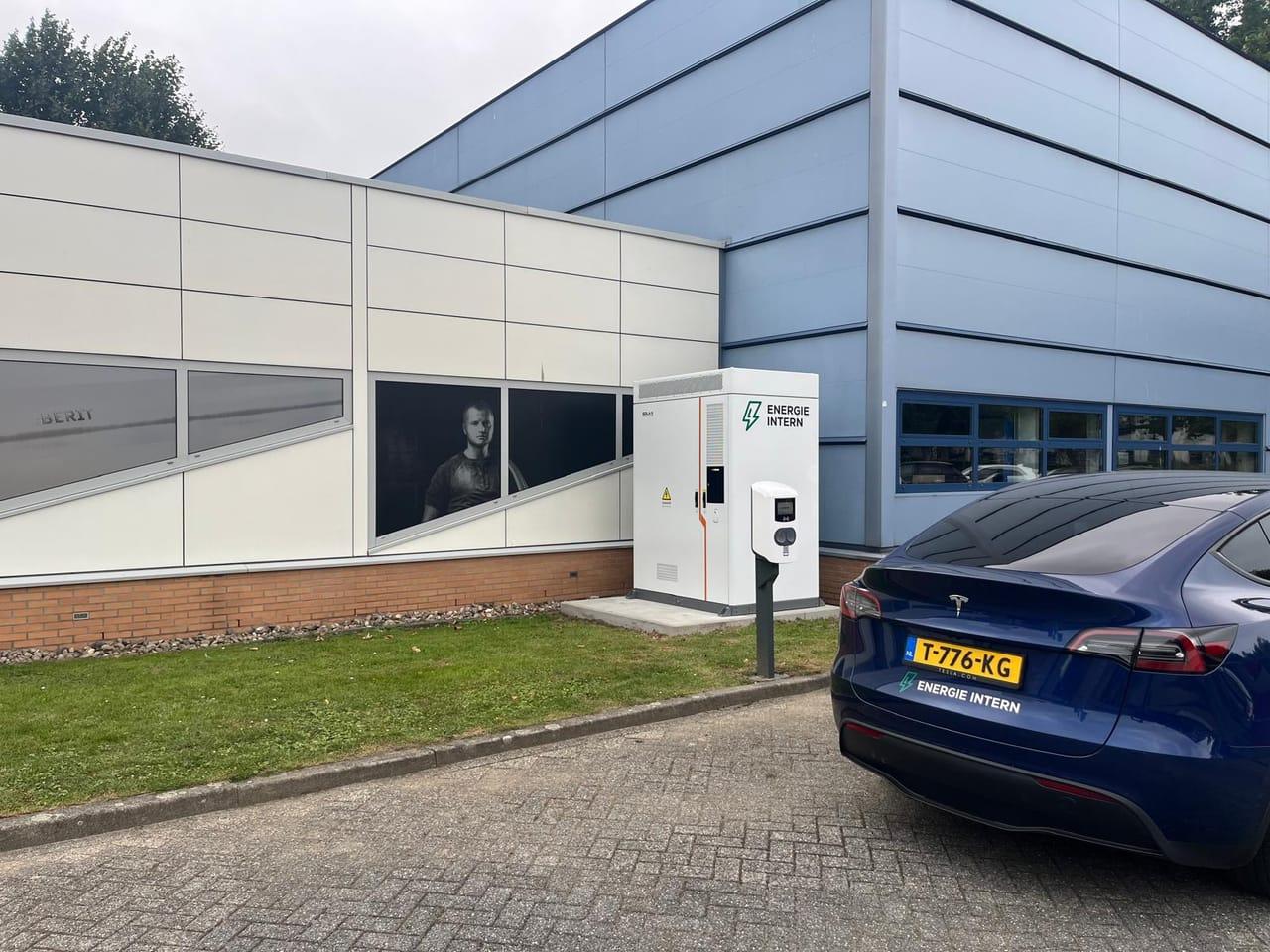 Batterij en laadpunten bij het hoofdkantoor van Geberit