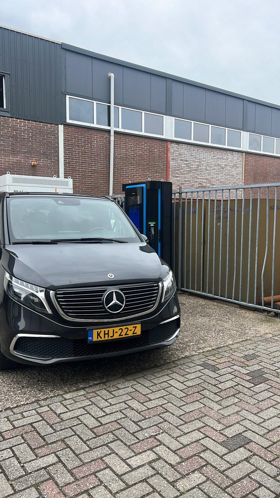 Taxibus bij de DC-snellader en batterijopslag van Taxi Reidsma
