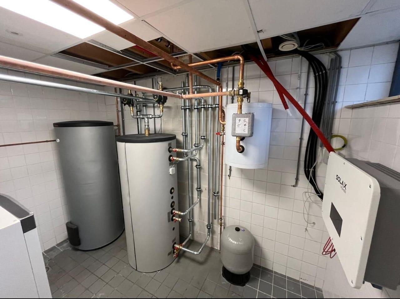 Technische ruimte van VV Oudehaske met warmtebuffers en energieopslag