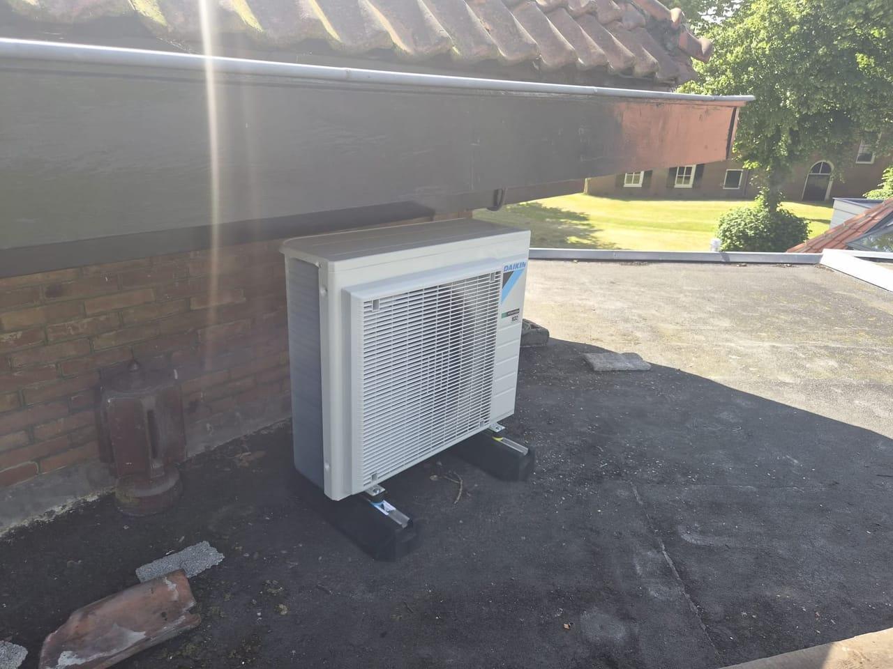 Buitenunit van het klimaatsysteem bij een woning in Velsen-Zuid